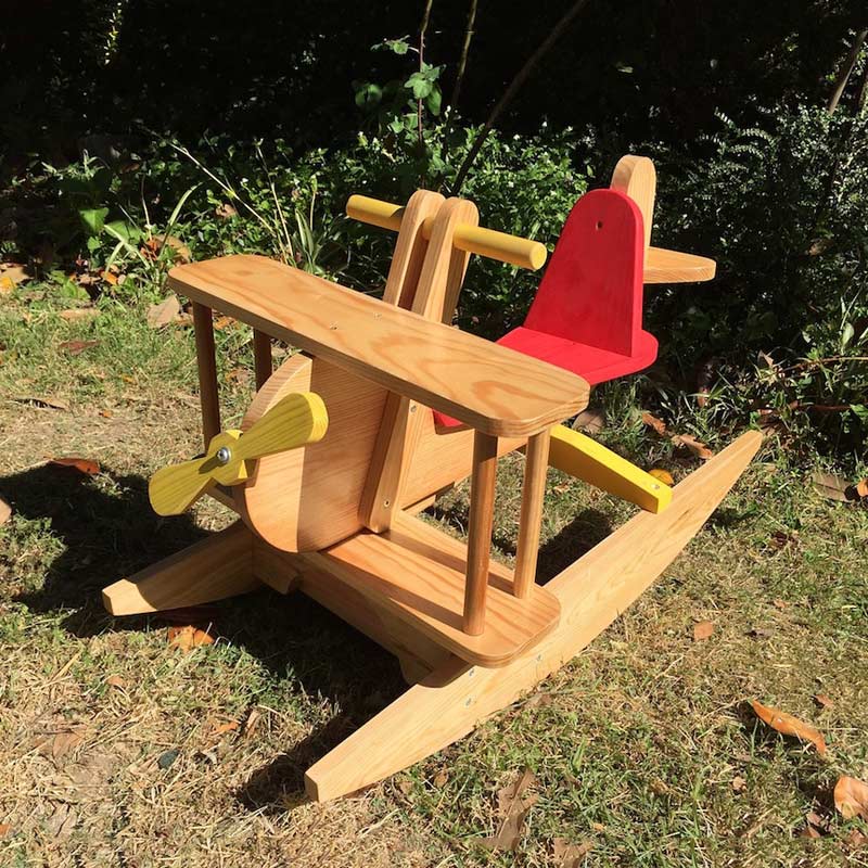 Ein Holzflugzeug ist das passende Spielzeug für 3 - 4 Jahre alte Kinder.